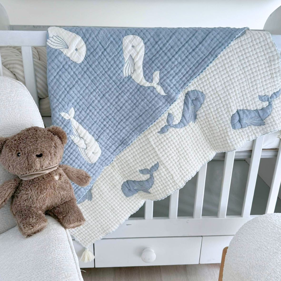Couverture bébé mousseline matelassée – baleine bleue en relief LA MARRAINE