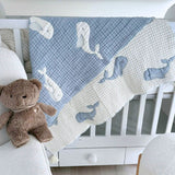Couverture bébé mousseline matelassée – baleine bleue en relief LA MARRAINE