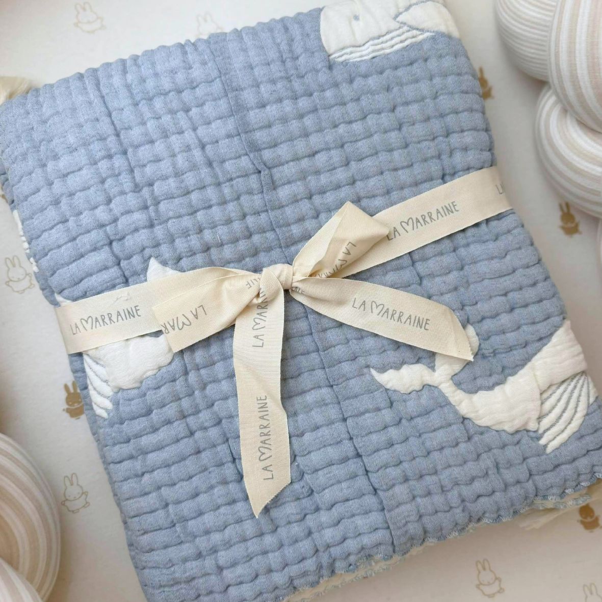 Couverture bébé mousseline matelassée – baleine bleue en relief LA MARRAINE