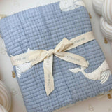 Couverture bébé mousseline matelassée – baleine bleue en relief LA MARRAINE