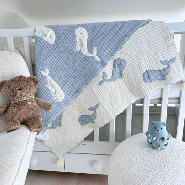Couverture bébé mousseline matelassée – baleine bleue en relief LA MARRAINE