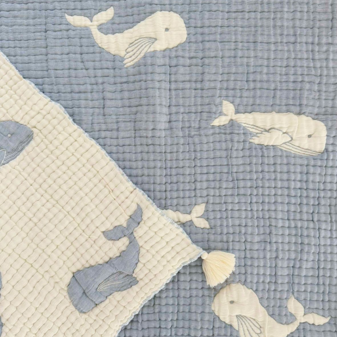 Couverture bébé mousseline matelassée – baleine bleue en relief LA MARRAINE