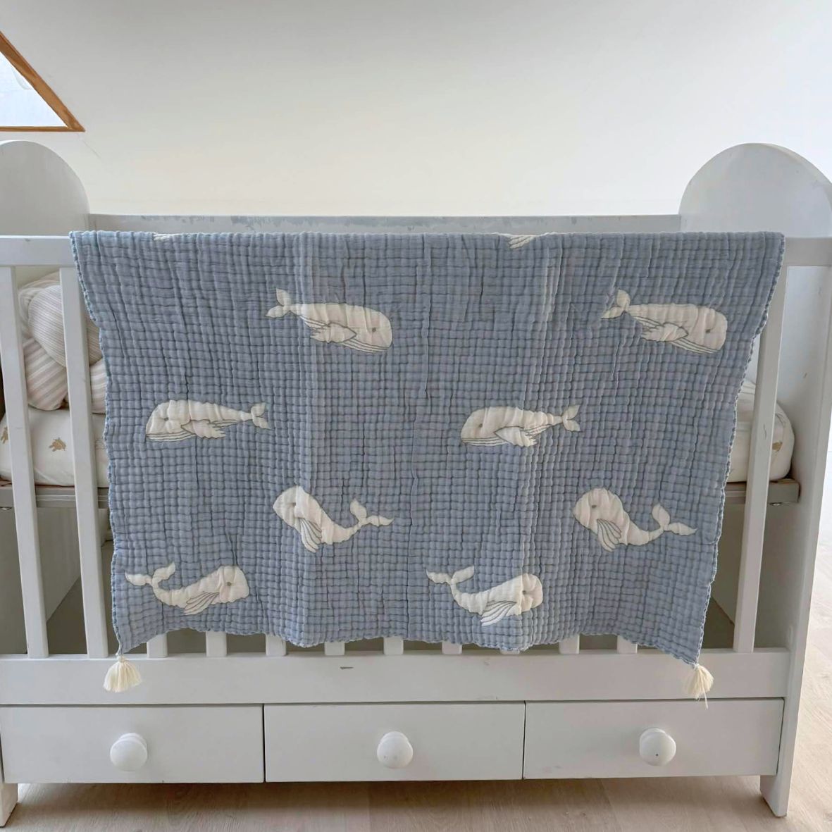 Couverture bébé mousseline matelassée – baleine bleue en relief LA MARRAINE