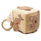 Cube d’activités bébé Kangourou avec miroir, grelots, tissu qui craque et figurines d’animaux. Stimule la motricité, l’éveil sensoriel et le jeu interactif.