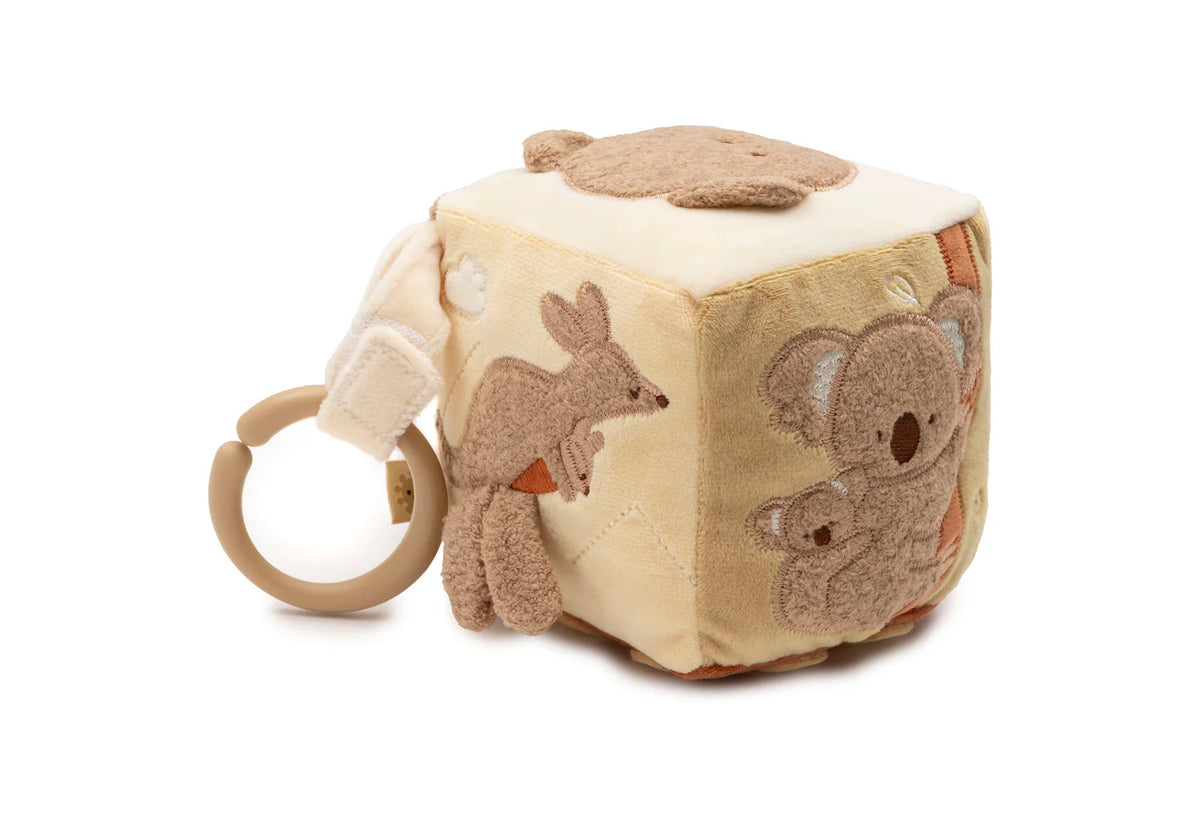 Cube d’activités bébé Kangourou avec miroir, grelots, tissu qui craque et figurines d’animaux. Stimule la motricité, l’éveil sensoriel et le jeu interactif.