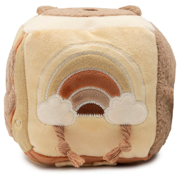 Cube d’activités bébé Kangourou avec miroir, grelots, tissu qui craque et figurines d’animaux. Stimule la motricité, l’éveil sensoriel et le jeu interactif.