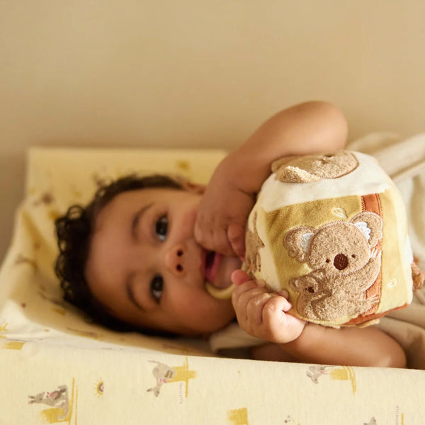 Cube d’activités bébé Kangourou avec miroir, grelots, tissu qui craque et figurines d’animaux. Stimule la motricité, l’éveil sensoriel et le jeu interactif.