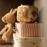 Cube d’activités bébé Kangourou avec miroir, grelots, tissu qui craque et figurines d’animaux. Stimule la motricité, l’éveil sensoriel et le jeu interactif.