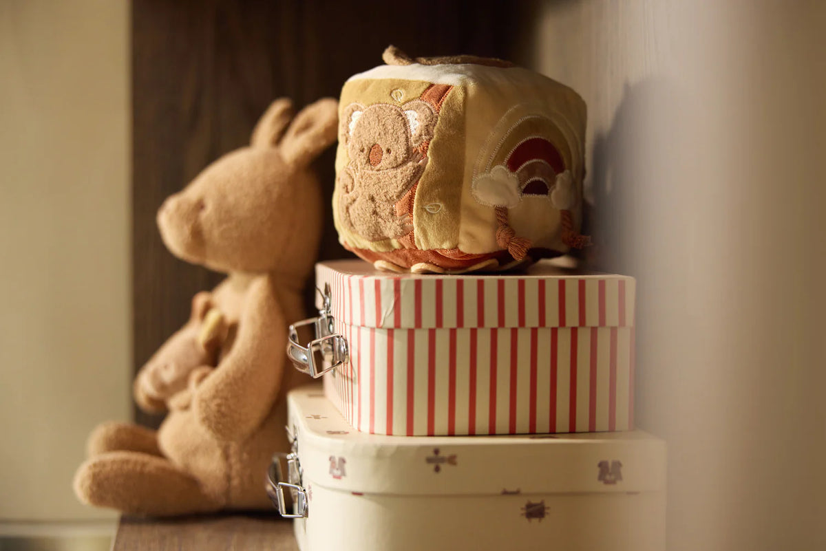 Cube d’activités bébé Kangourou avec miroir, grelots, tissu qui craque et figurines d’animaux. Stimule la motricité, l’éveil sensoriel et le jeu interactif.