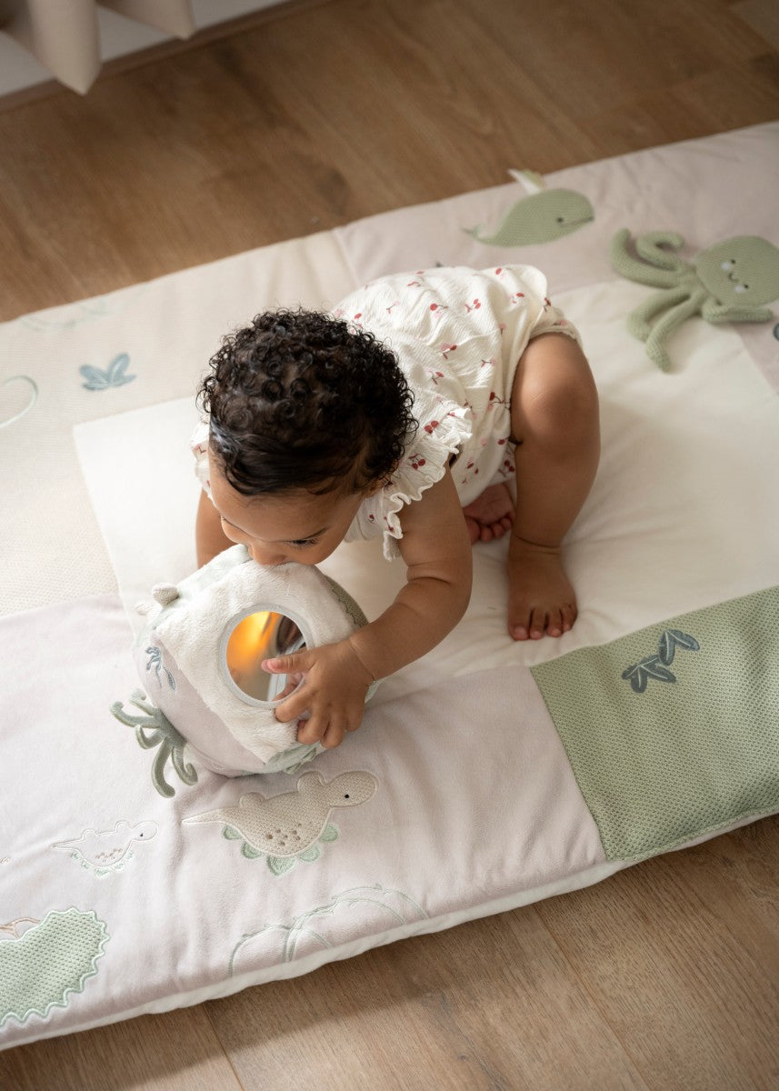 Cube pour l'éveil de bébé stimule la motricité. Couleurs douces et mixtes. Idéal pour les premiers mois