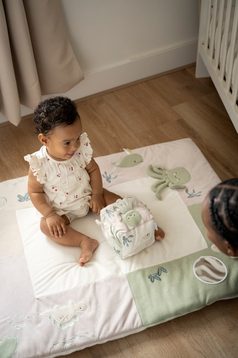 Cube pour l'éveil de bébé stimule la motricité. Couleurs douces et mixtes. Idéal pour les premiers mois