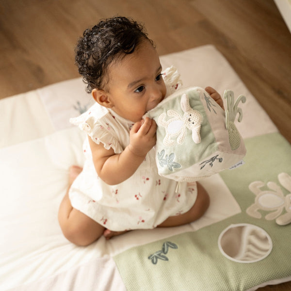 Cube pour l'éveil de bébé stimule la motricité. Couleurs douces et mixtes. Idéal pour les premiers mois