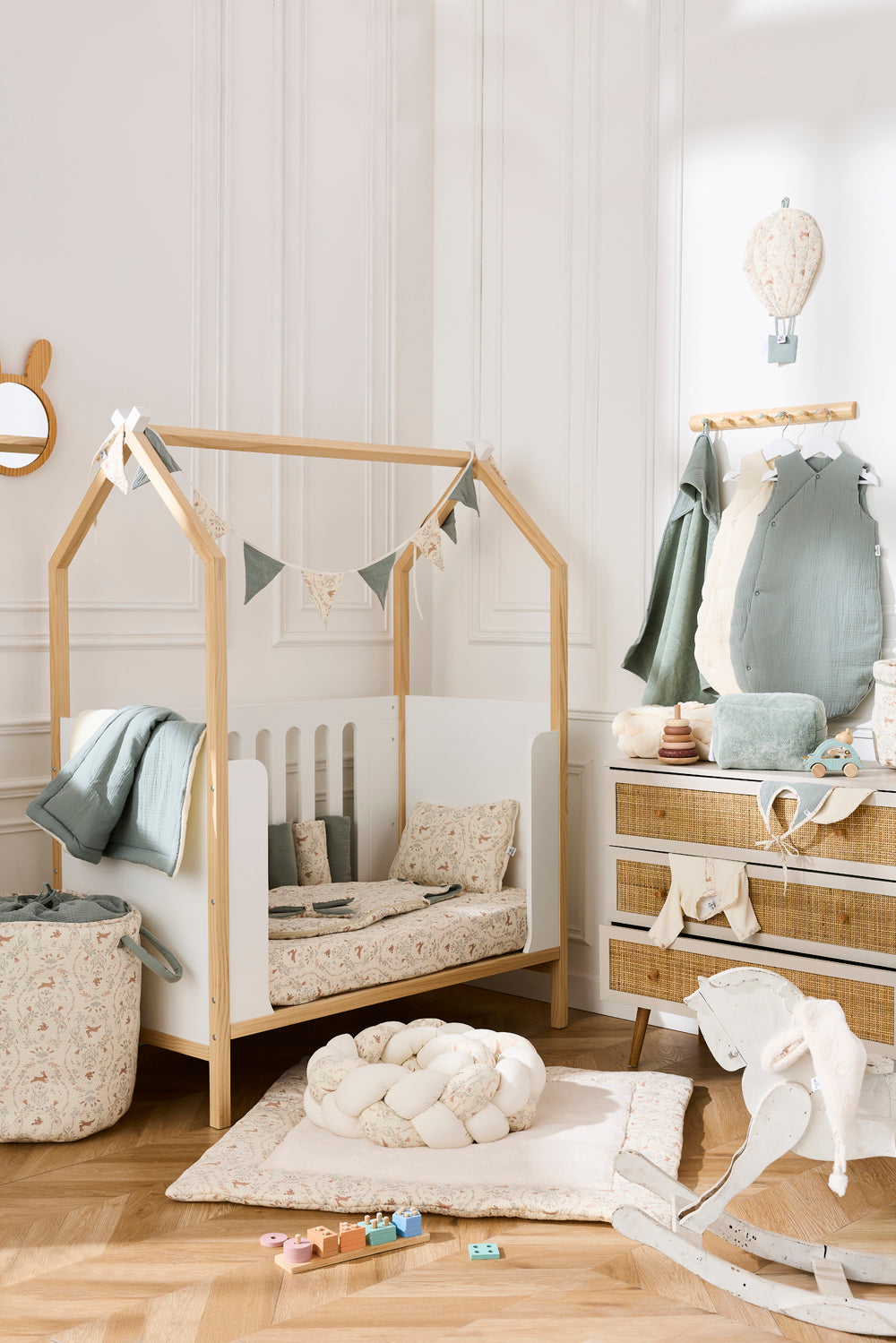 Décoration murale bébé montgolfière coton jardin enchanté