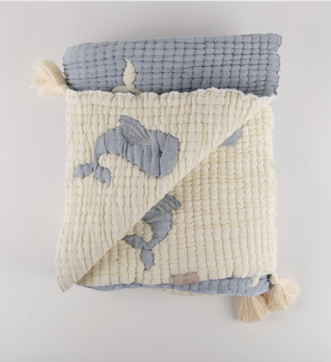 Détail du motif baleine en relief sur la couverture bébé en mousseline matelassée