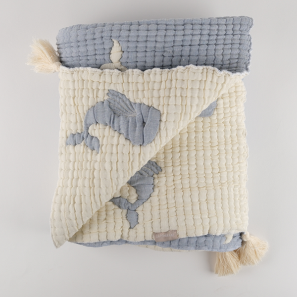 Détail du motif baleine en relief sur la couverture bébé en mousseline matelassée