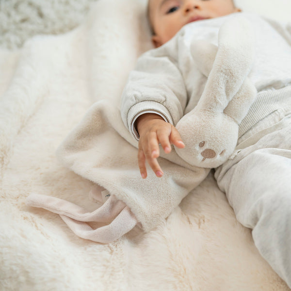 Doudou lapin bébé 27x27 cm sable, doux et rassurant dès la naissance. Idéal pour prématurés, stimule la motricité et le toucher.