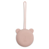 Étui à tétine en silicone sans BPA. Pratique, hygiénique et nomade, il protège la sucette de bébé en déplacement et s’accroche partout.