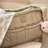 Étui à tétine en silicone sans BPA. Pratique, hygiénique et nomade, il protège la sucette de bébé en déplacement et s’accroche partout.