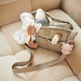 Étui à tétine en silicone sans BPA. Pratique, hygiénique et nomade, il protège la sucette de bébé en déplacement et s’accroche partout.