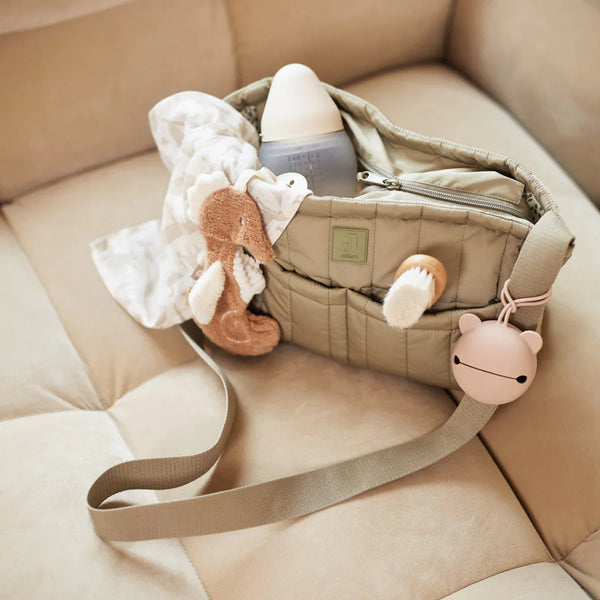 Étui à tétine en silicone sans BPA. Pratique, hygiénique et nomade, il protège la sucette de bébé en déplacement et s’accroche partout.