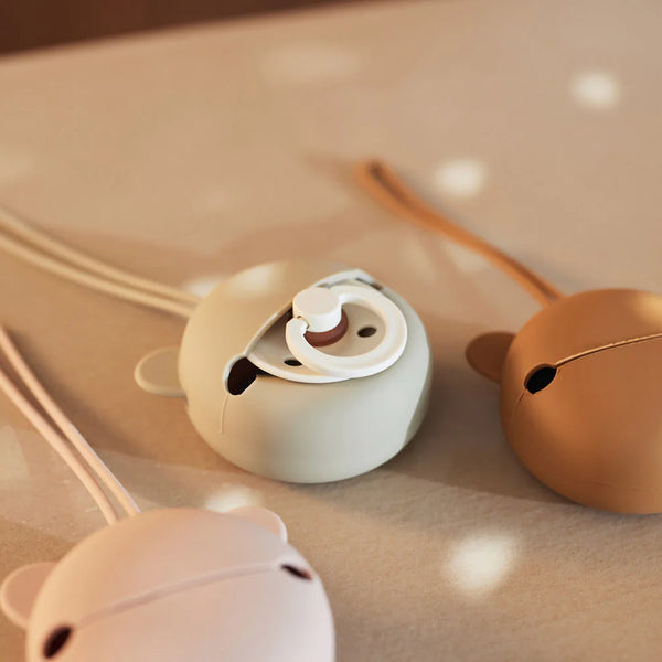 Étui à tétine en silicone sans BPA. Pratique, hygiénique et nomade, il protège la sucette de bébé en déplacement et s’accroche partout.