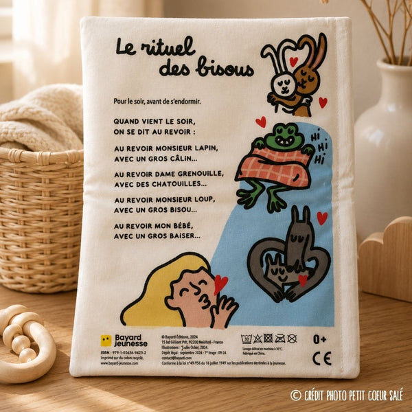 La Gazette des Bébés « Les Bisous » de Bayard Jeunesse, un livre d’éveil en tissu doux et ludique dès la naissance pour découvrir les bisous et partager de tendres moments avec bébé.