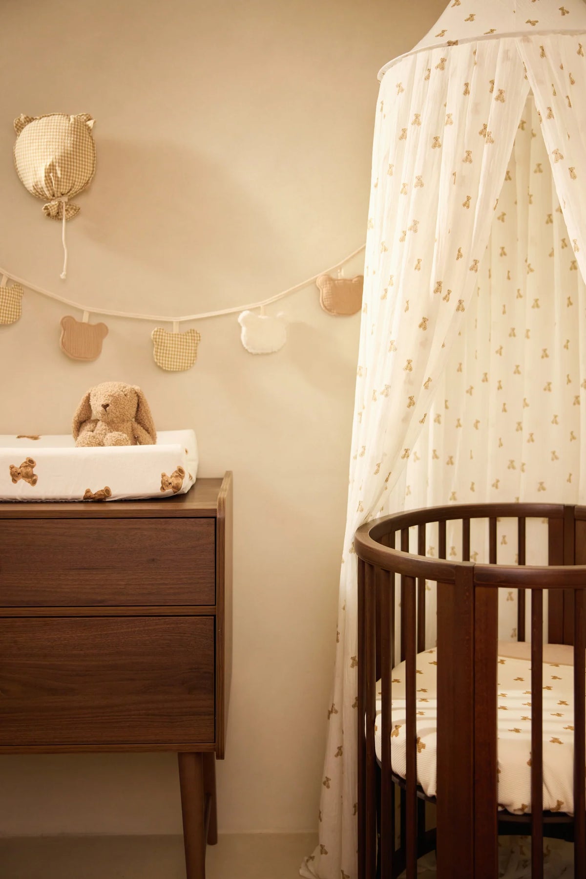 Guirlande décorative Teddy Bear pour chambre de bébé, anniversaires ou fêtes. Créez une ambiance chaleureuse et festive en un clin d’œil.