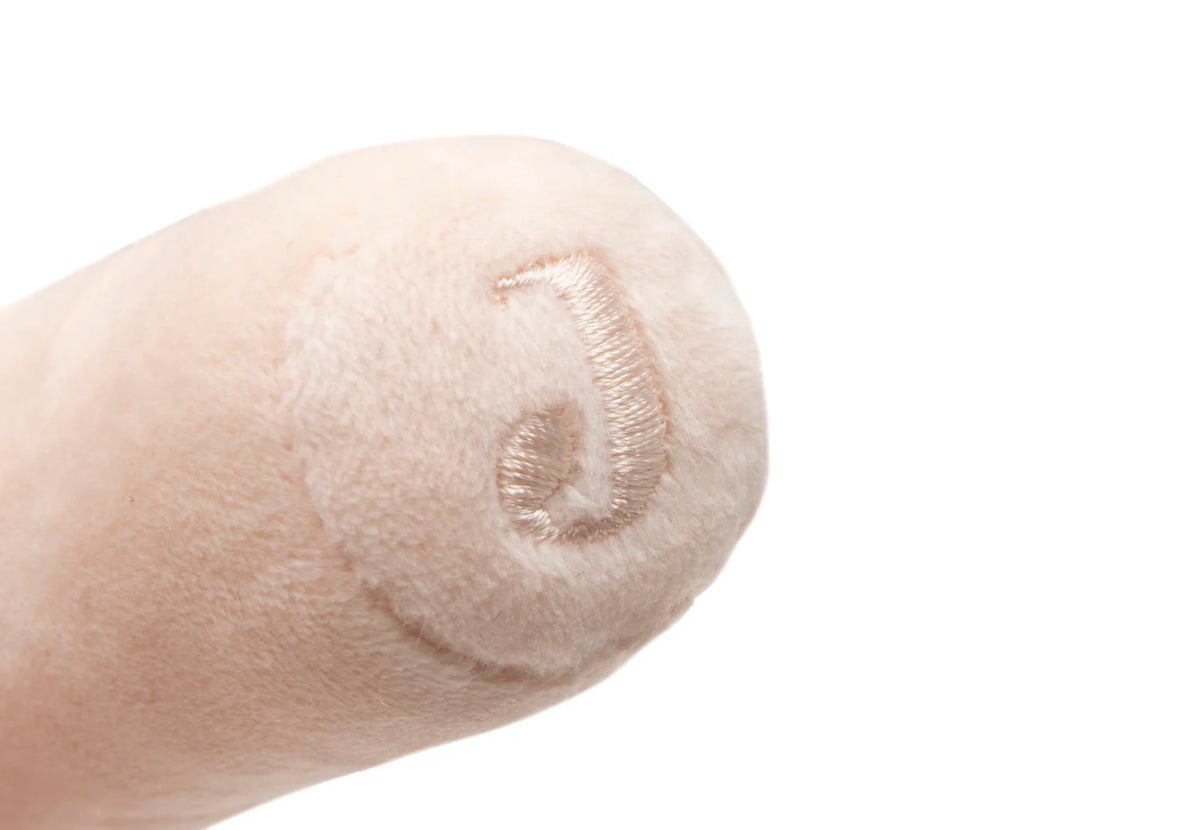 Hochet bébé coccinelle Pretty Picnic en bouclette et velours. Léger, doux et sonore, idéal pour l’éveil sensoriel dès la naissance.