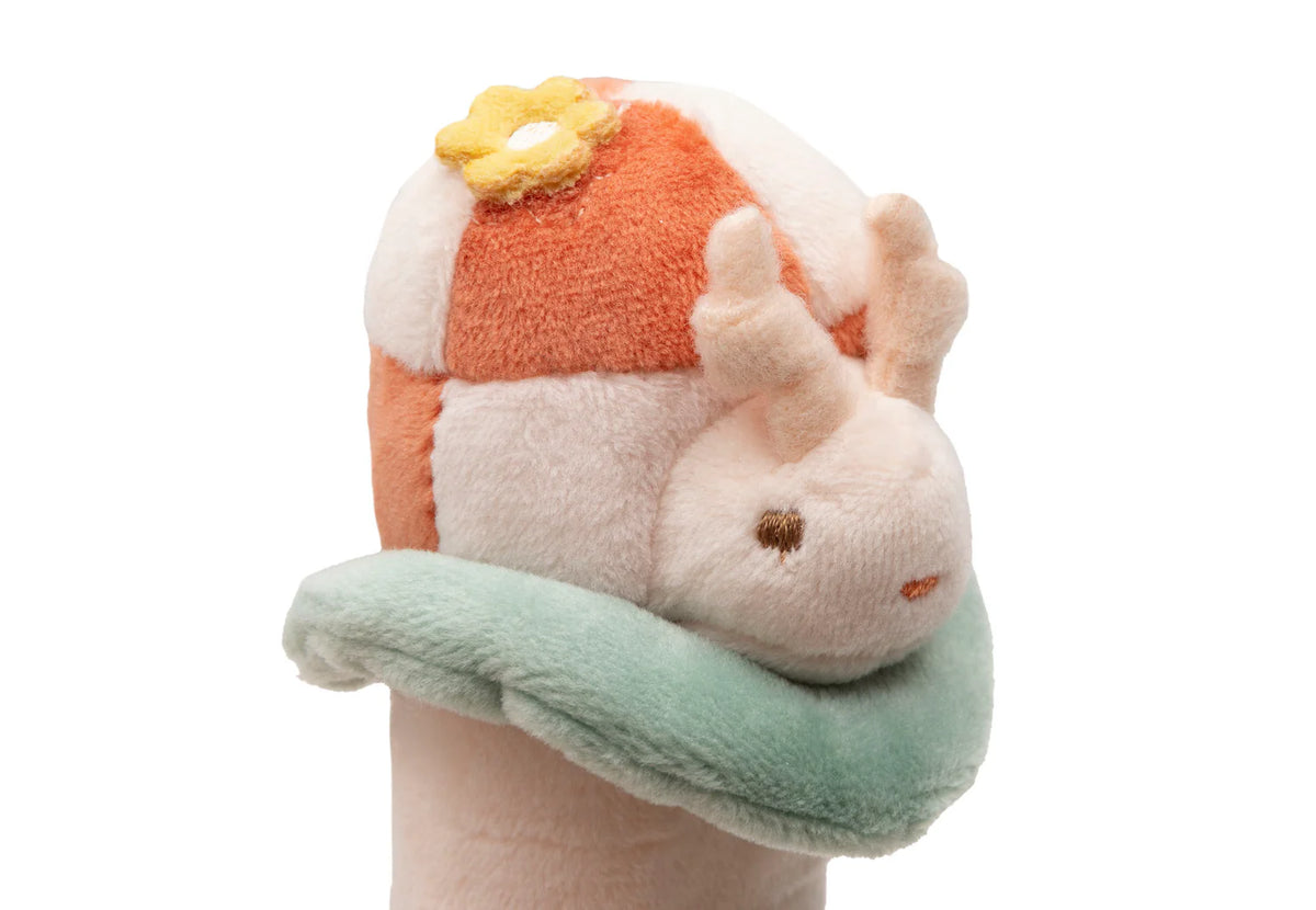 Hochet bébé coccinelle Pretty Picnic en bouclette et velours. Léger, doux et sonore, idéal pour l’éveil sensoriel dès la naissance.