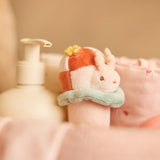 Hochet bébé coccinelle Pretty Picnic en bouclette et velours. Léger, doux et sonore, idéal pour l’éveil sensoriel dès la naissance.