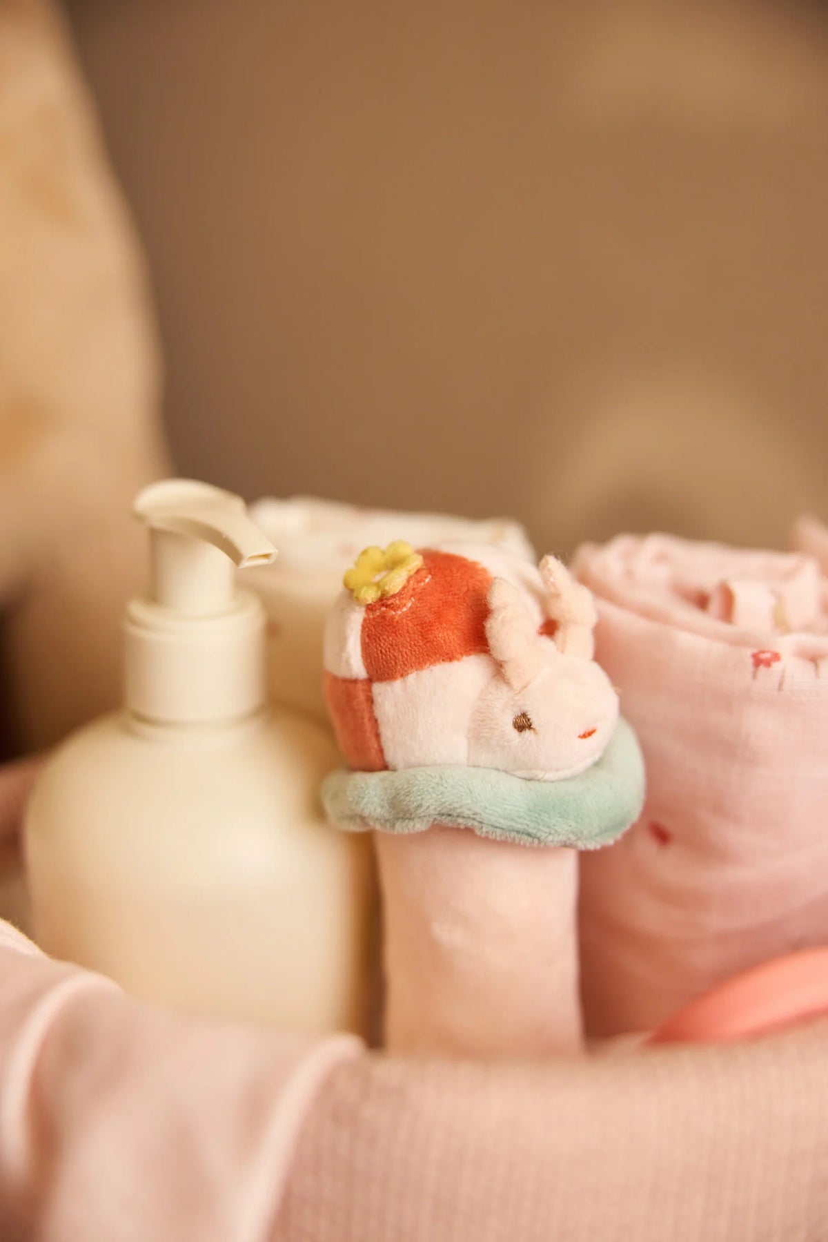 Hochet bébé coccinelle Pretty Picnic en bouclette et velours. Léger, doux et sonore, idéal pour l’éveil sensoriel dès la naissance.