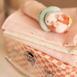 Hochet bébé coccinelle Pretty Picnic en bouclette et velours. Léger, doux et sonore, idéal pour l’éveil sensoriel dès la naissance.