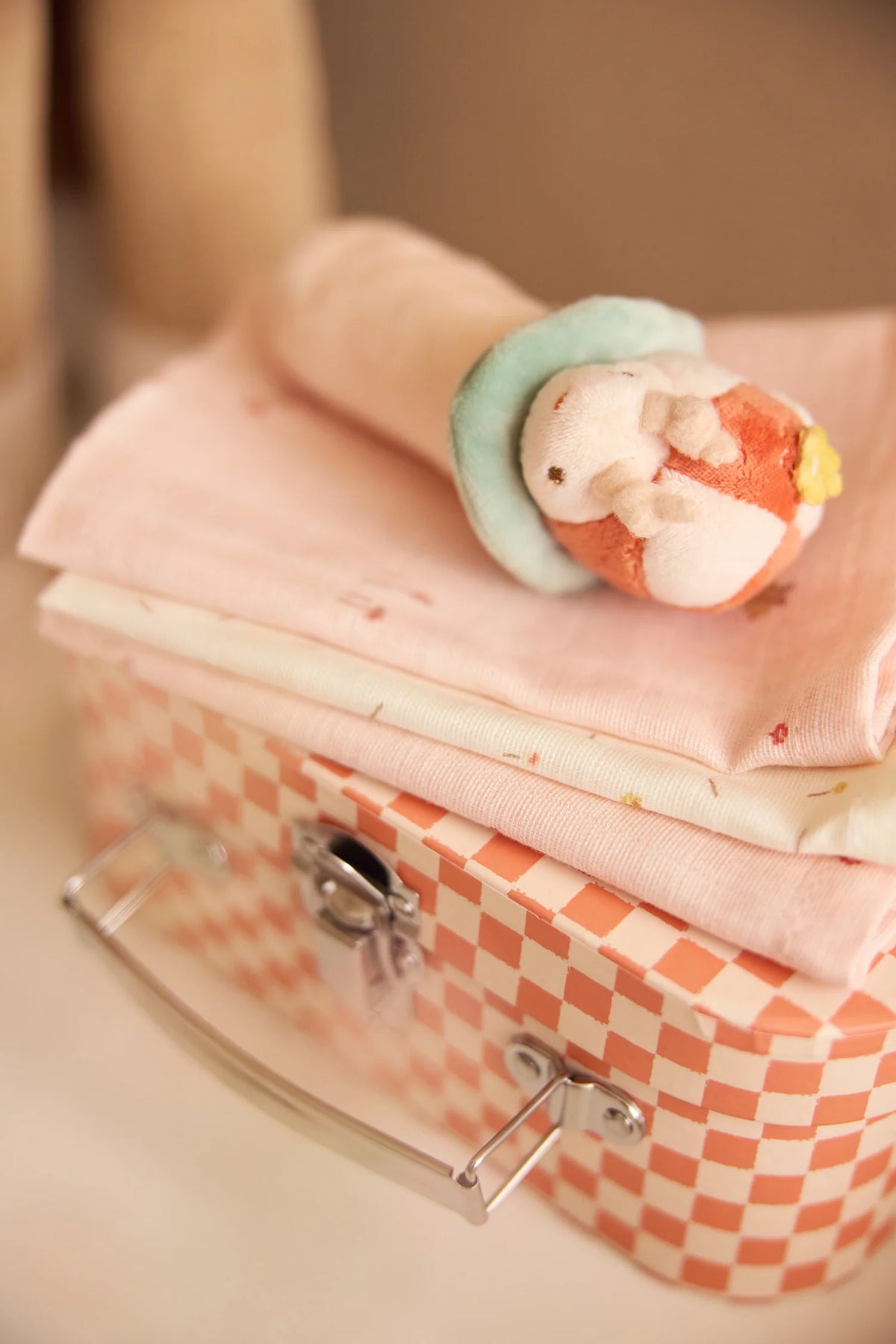 Hochet bébé coccinelle Pretty Picnic en bouclette et velours. Léger, doux et sonore, idéal pour l’éveil sensoriel dès la naissance.