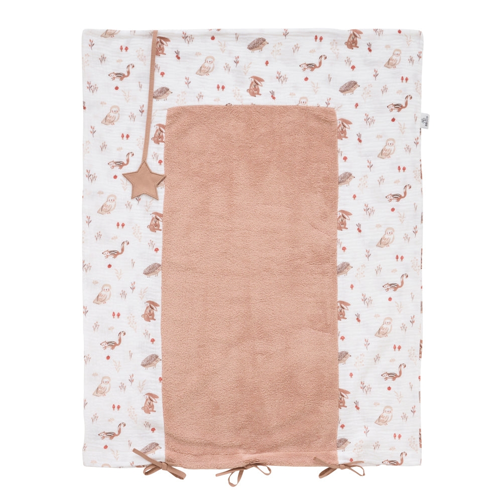 Housse matelas à langer bébé installée sur plan à langer