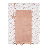 Housse matelas à langer bébé installée sur plan à langer