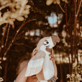 Découvrez Pierre 🦜, le perroquet qui répète tout avec sa voix drôle et ses ailes animées ! Un jouet interactif Montessori signé Mrs Ertha, idéal dès 3 ans.