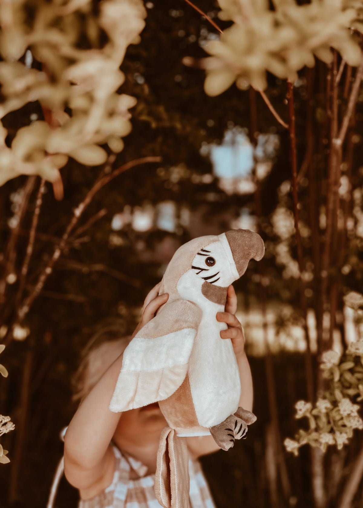 Découvrez Pierre 🦜, le perroquet qui répète tout avec sa voix drôle et ses ailes animées ! Un jouet interactif Montessori signé Mrs Ertha, idéal dès 3 ans.