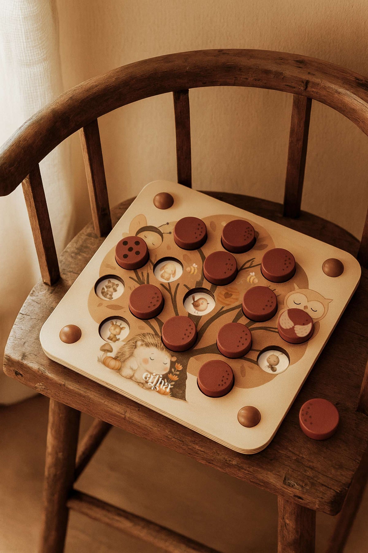 Découvrez Pop & Peek 🌳, le jeu de mémoire en bois avec animaux de la forêt. Stimule la mémoire, la concentration et la motricité fine pour les enfants dès 3 ans.