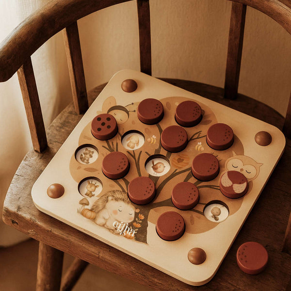 Découvrez Pop & Peek 🌳, le jeu de mémoire en bois avec animaux de la forêt. Stimule la mémoire, la concentration et la motricité fine pour les enfants dès 3 ans.