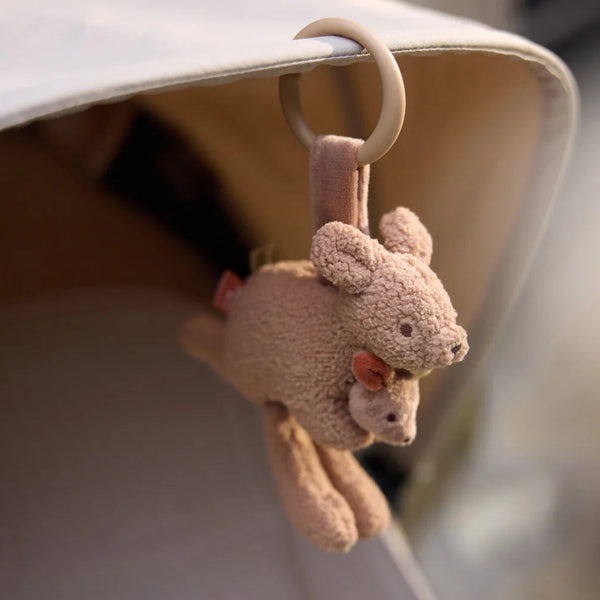 Jouet d’activités bébé kangourou à suspendre à la poussette. Doux, rassurant et sensoriel, idéal dès la naissance pour éveiller bébé en promenade.