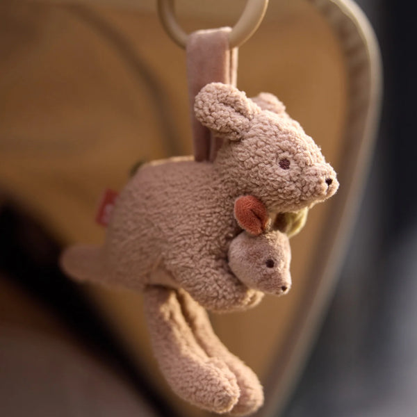 Jouet d’activités bébé kangourou à suspendre à la poussette. Doux, rassurant et sensoriel, idéal dès la naissance pour éveiller bébé en promenade.