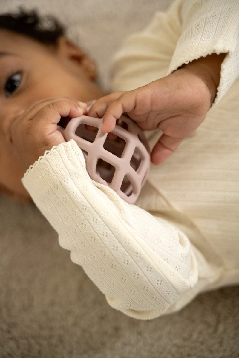 Jouet Balle Silicone – Lot de 2 balles en silicone vieux rose et warm linen BABY'S ONLY