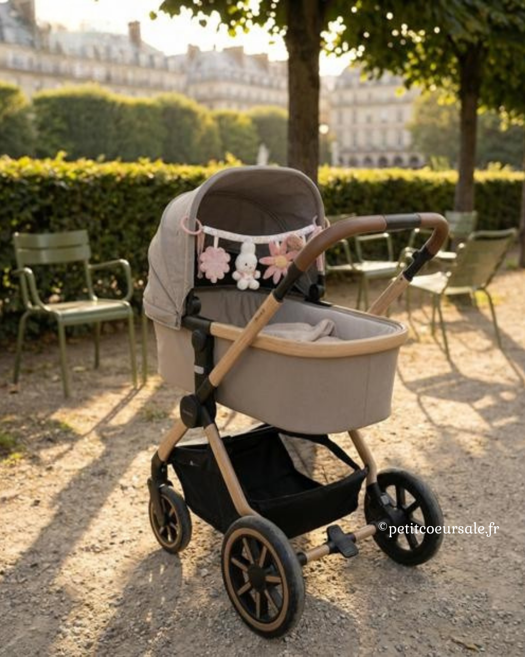 jouet d’éveil sensoriel poussette bébé textures couleurs