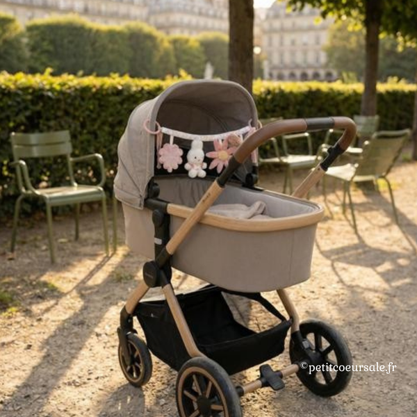 jouet d’éveil sensoriel poussette bébé textures couleurs