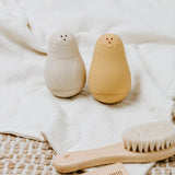 Jouets de Bain Pingouins Arroseurs – Ocre & Warm Linen | Lot de 2 en Silicone BABY'S ONLY