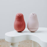 Jouets de Bain Pingouins Arroseurs – Stone Red & Vieux Rose | Lot de 2 en Silicone BABY'S ONLY