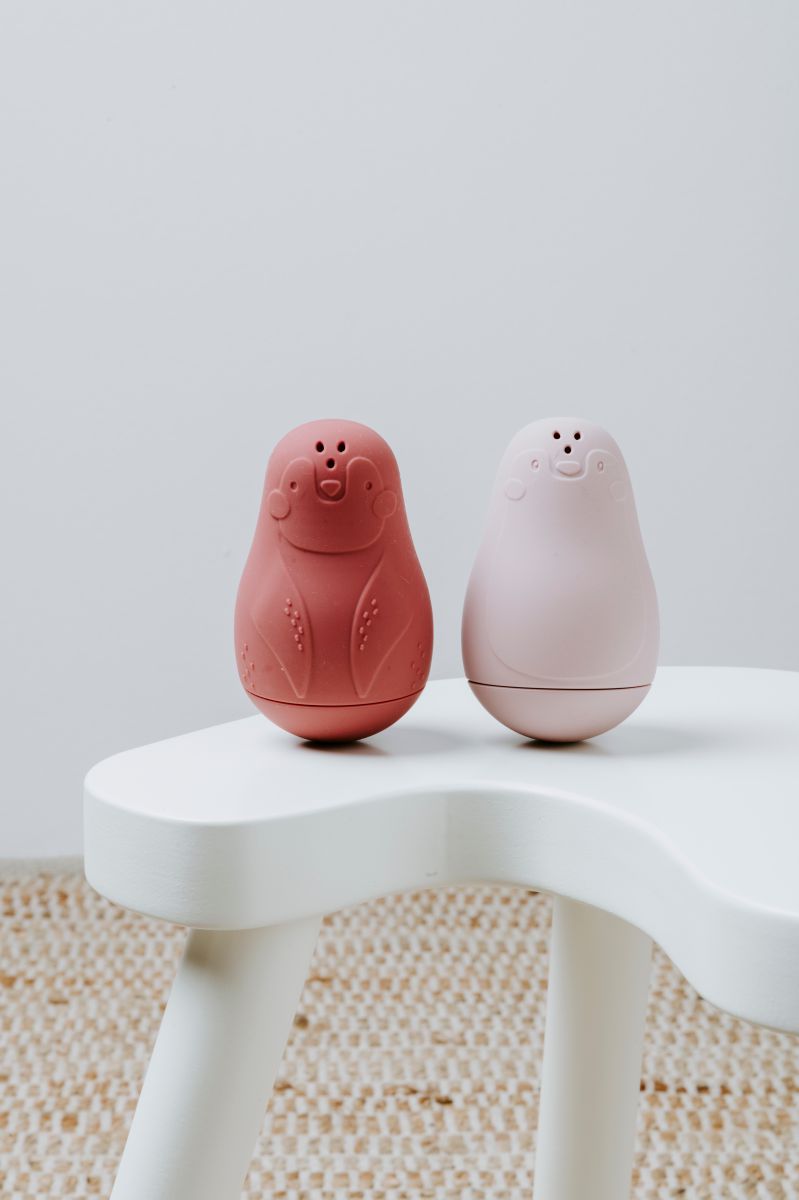 Jouets de Bain Pingouins Arroseurs – Stone Red & Vieux Rose | Lot de 2 en Silicone BABY'S ONLY