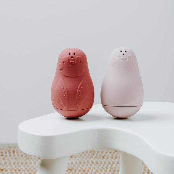 Jouets de Bain Pingouins Arroseurs – Stone Red & Vieux Rose | Lot de 2 en Silicone BABY'S ONLY