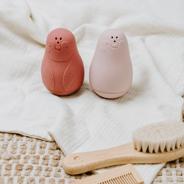Jouets de Bain Pingouins Arroseurs – Stone Red & Vieux Rose | Lot de 2 en Silicone BABY'S ONLY