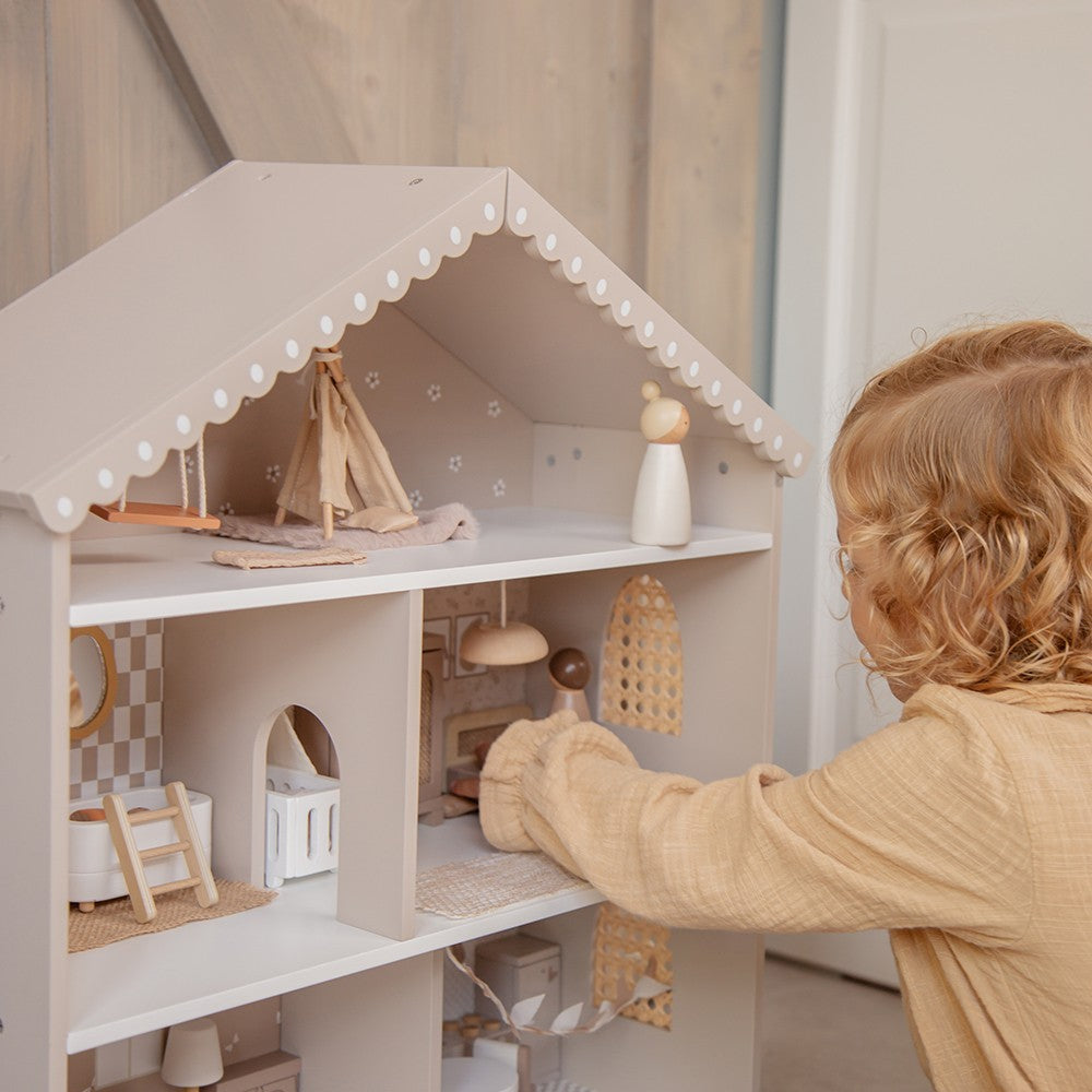 Maison de poupées en bois – Nougat avec accessoires et poupées